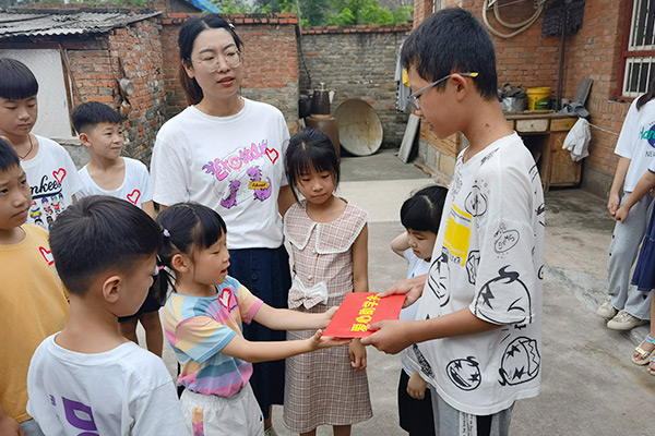 新乡长城集团爱心家庭携手辉县义工“爱心助学，点亮希望”